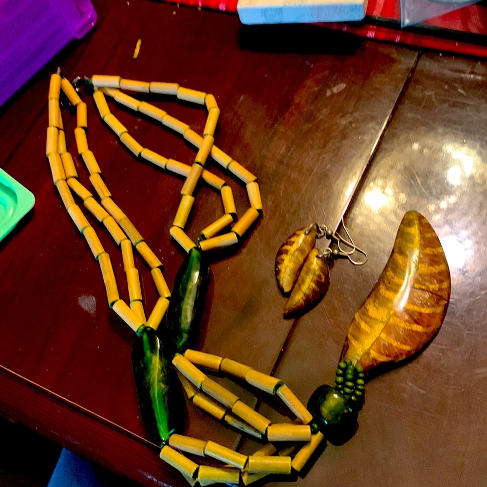 Necklace and earring set